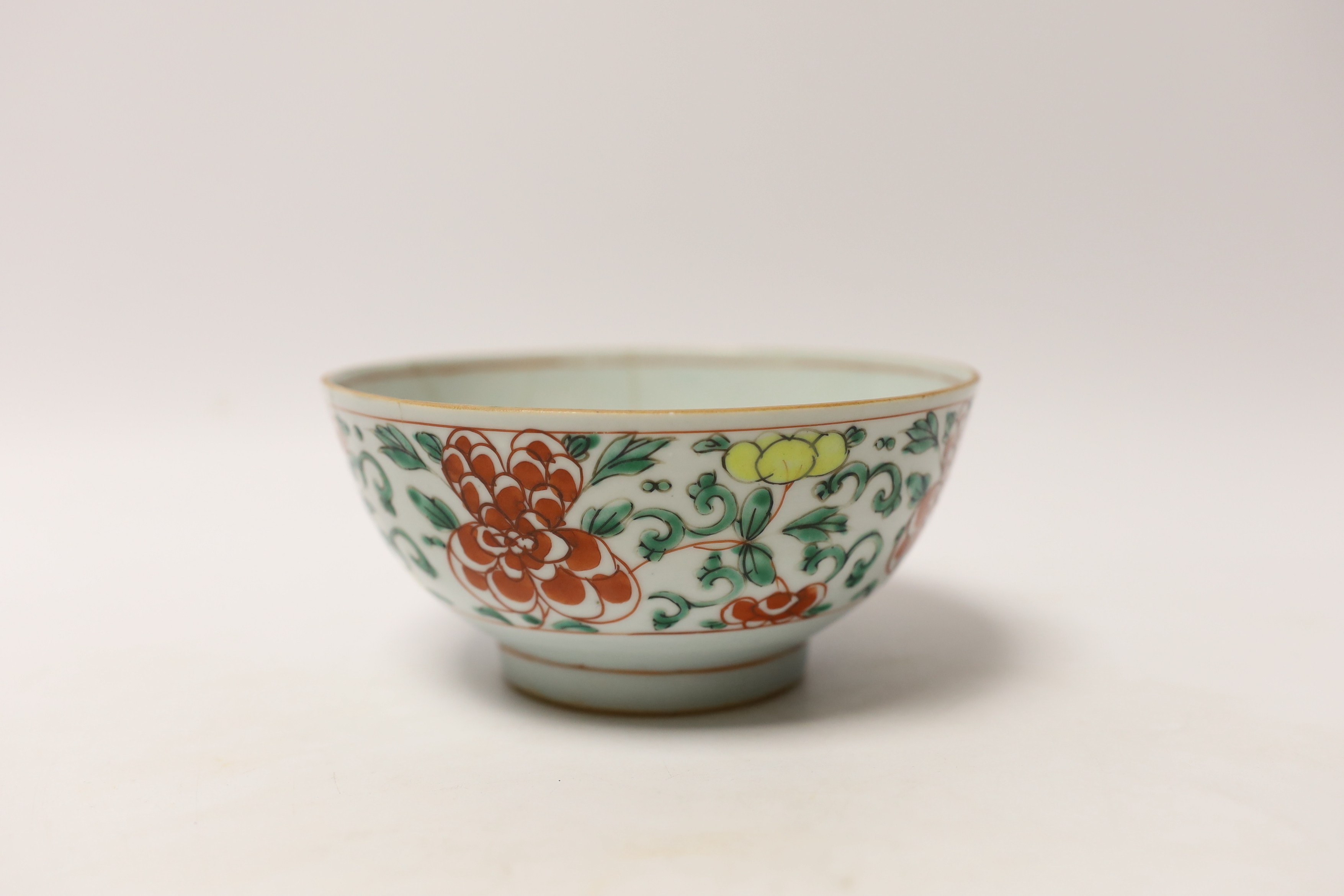 A Chinese Kangxi famille verte saucer dish and a bowl, bowl diameter 14cm